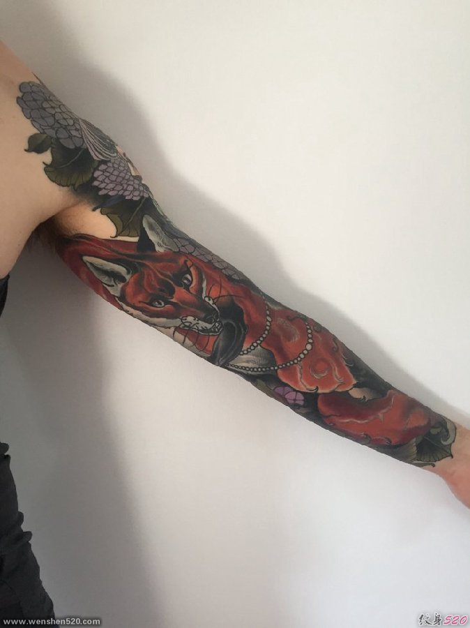 男性左手花臂漂亮的女性花朵和狐狸纹身图案