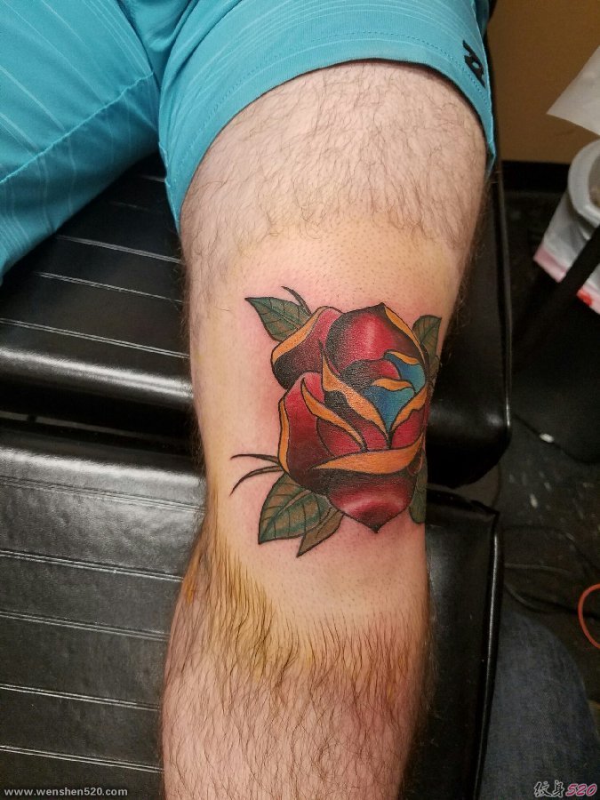 男性膝盖上漂亮的红色玫瑰花朵纹身图案