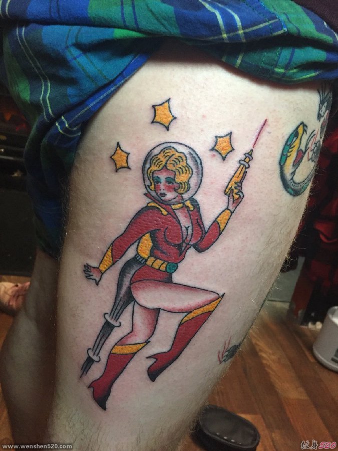 大腿上漂亮的太空美女战士纹身图片