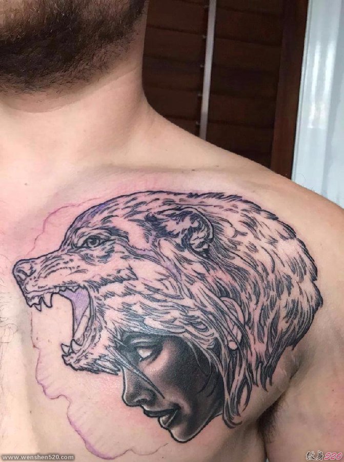 男性左胸部上的狼女孩纹身图片