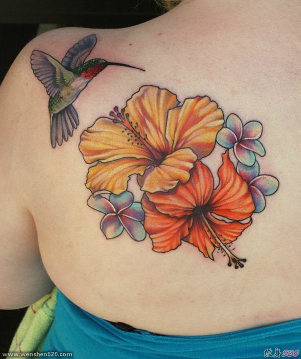 女性左后肩背上漂亮的彩色花朵和蜂鸟纹身图片