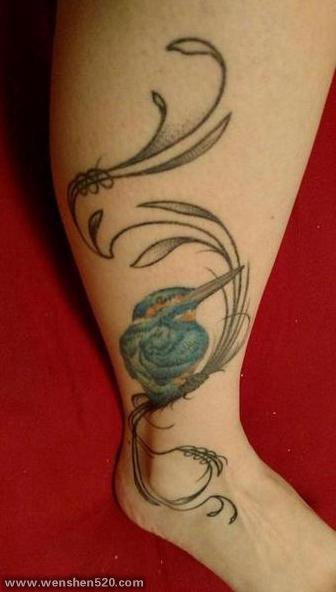 小腿上的水草和翠鸟纹身图片