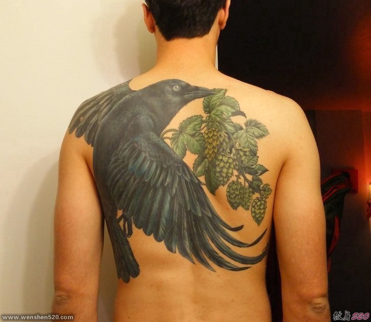 男性后背大面积黑色乌鸦和啤酒花纹身图案