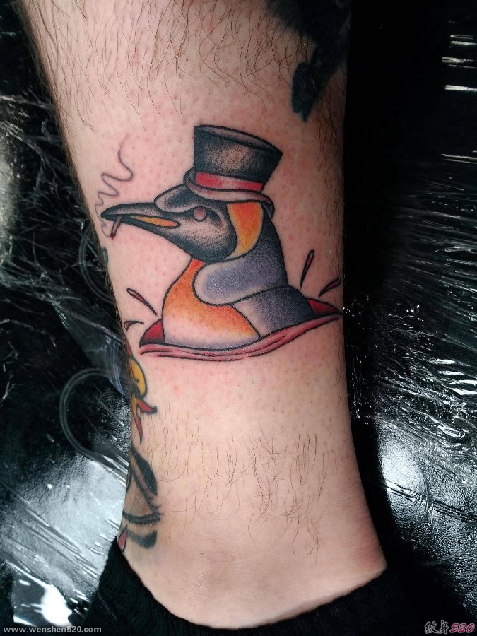 男性脚腕上吸烟的企鹅纹身图片