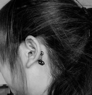 女性耳朵后面漂亮的小纹身