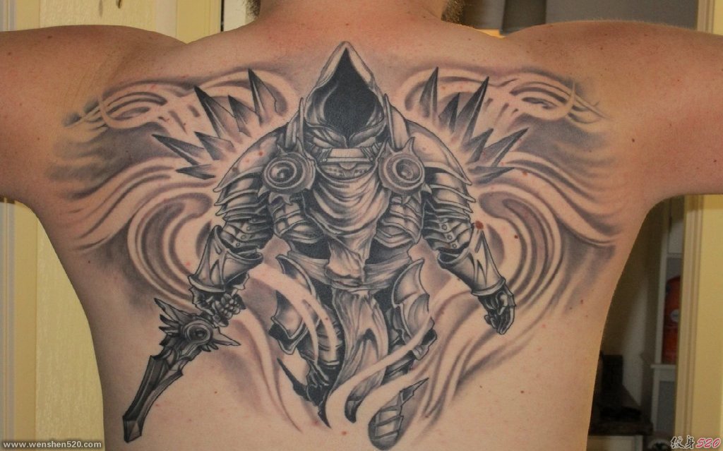 男性后背黑灰色霸气的大面积钢铁武士纹身图片