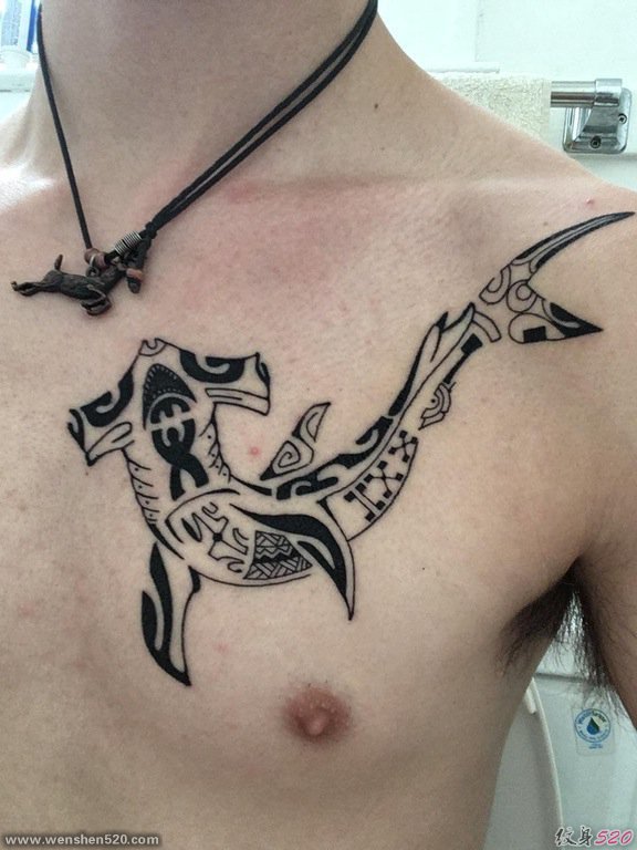男性左胸部上黑色的几何鱼纹身图片