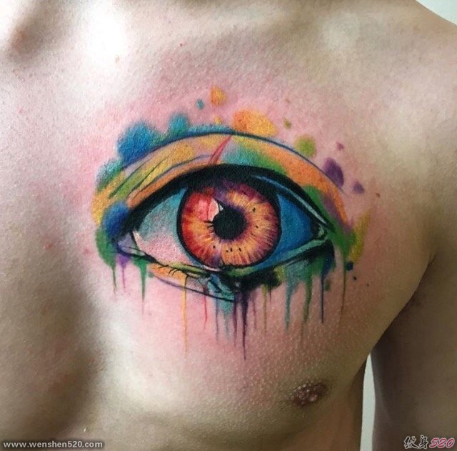 男性左胸部上眼睛纹身水彩泼墨纹身图案