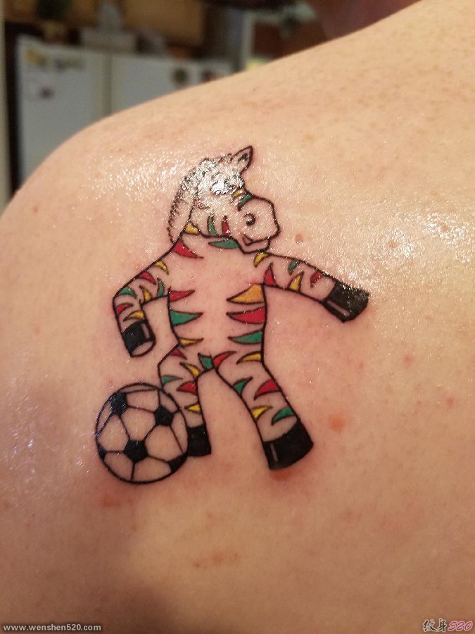 左肩背上幸运的彩色斑马纹身动物图案纹身