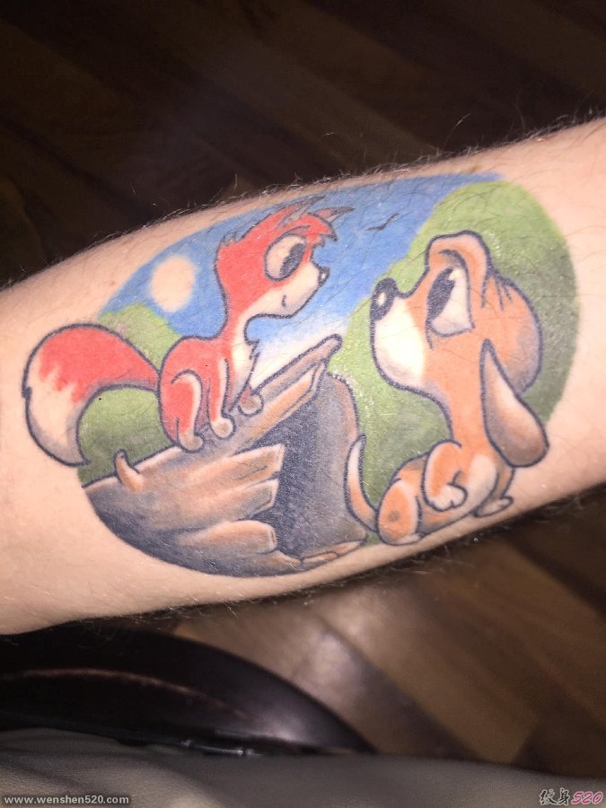 手臂上可爱的卡通风格狐狸和猎狗纹身图片