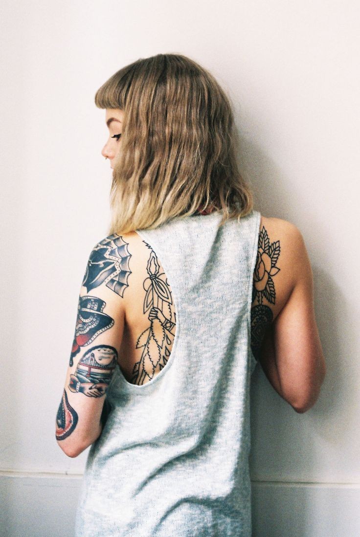 女性手臂漂亮的花臂纹身