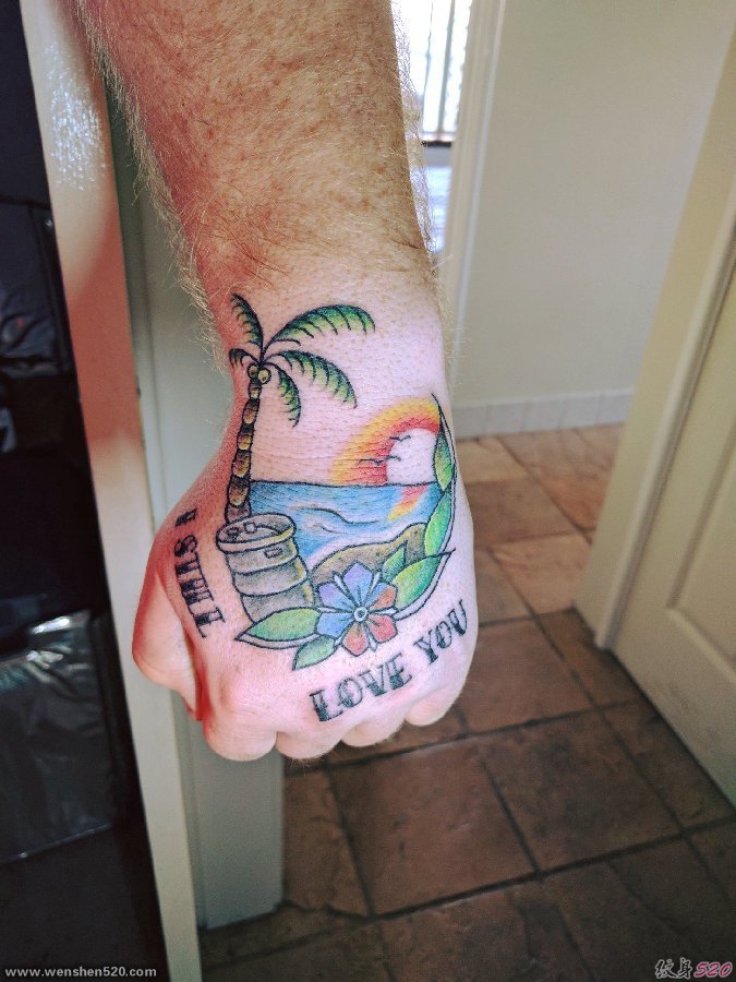 男性手背彩色的字母纹身树和大海纹身风景图片