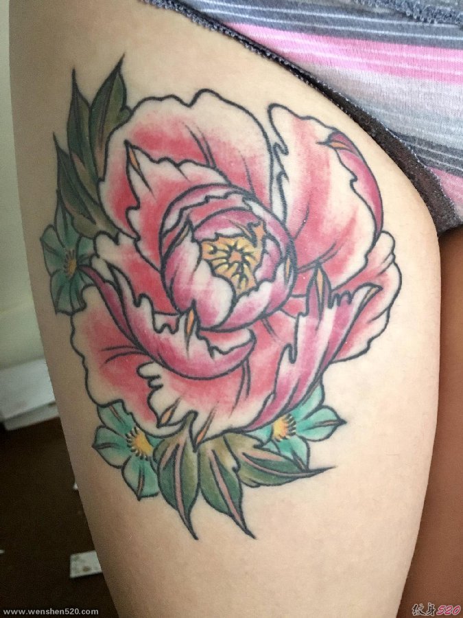 女性右大腿上红色小清新植物纹身牡丹花纹身图片