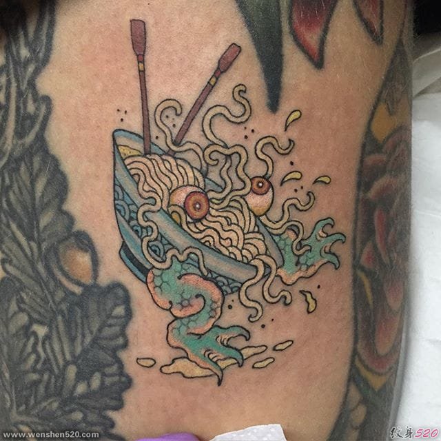 疯狂的彩色拉面和奇怪的海洋小动物食物纹身图案