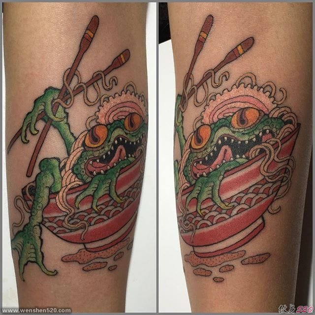 疯狂的彩色拉面和奇怪的海洋小动物食物纹身图案