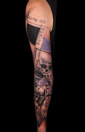 女士手臂上霸气的机械花臂纹身