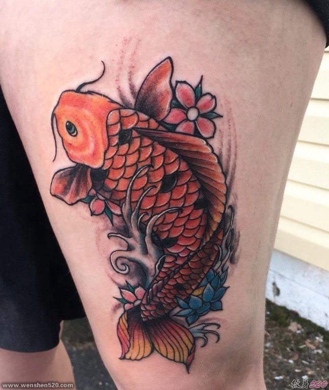 大腿上彩色传统纹身鲤鱼荷花纹身图片