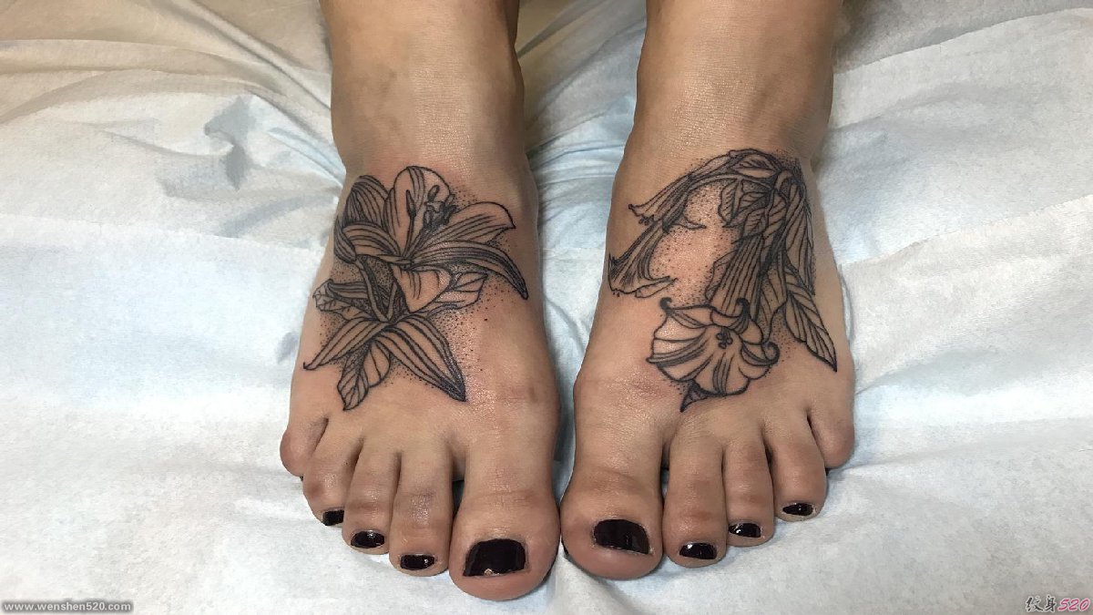 女性脚背上黑色的植物纹身小花朵纹身图片