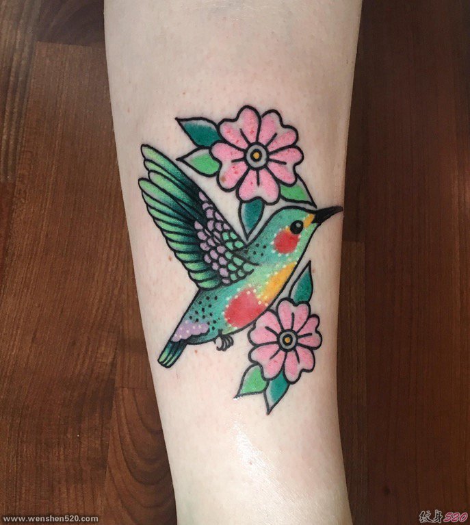 手臂上彩色的蜂鸟纹身花朵纹身图片