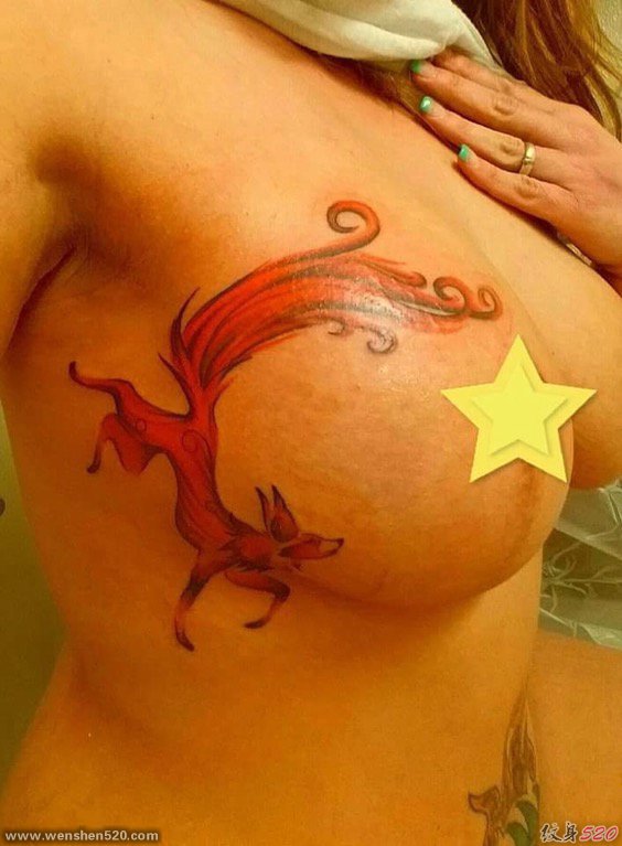 性感美女胸部右侧红色的火狐狸纹身图片