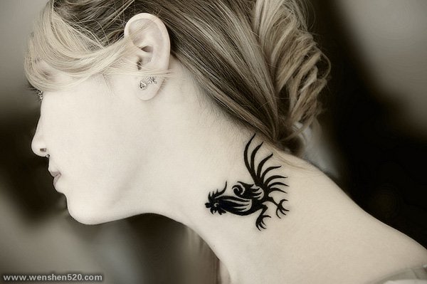 美丽女性侧脖子上个性漂亮的纹身图案