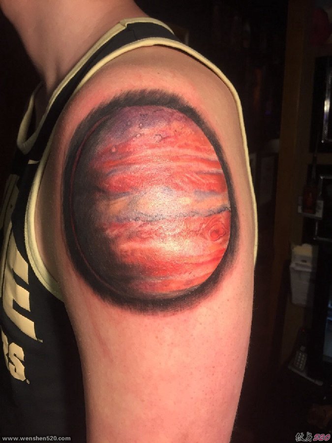 男性左手臂彩色的小星球纹身木星图片