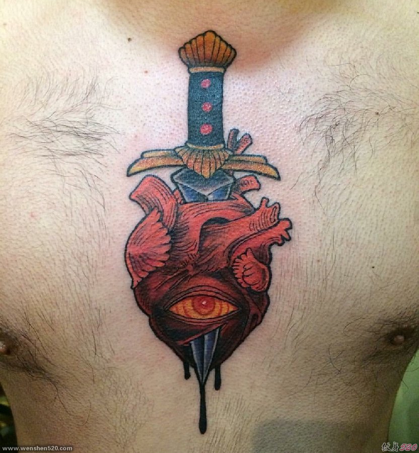 男性正前胸口上的眼睛,心脏匕首纹身图片