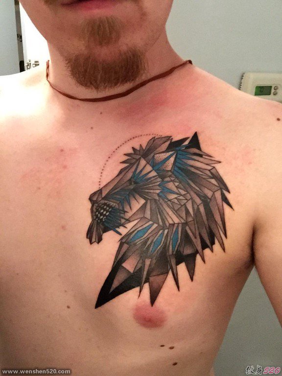 男性胸部黑灰色三角狮子头纹身动物几何纹身图片