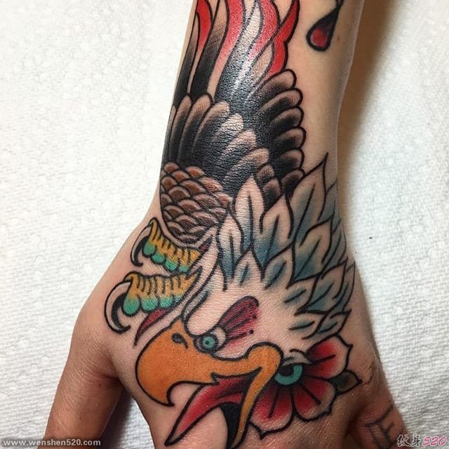 手臂上彩色传统纹身动物和骷髅头纹身图案