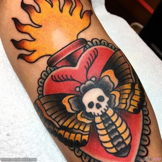 手臂上彩色传统纹身动物和骷髅头纹身图案