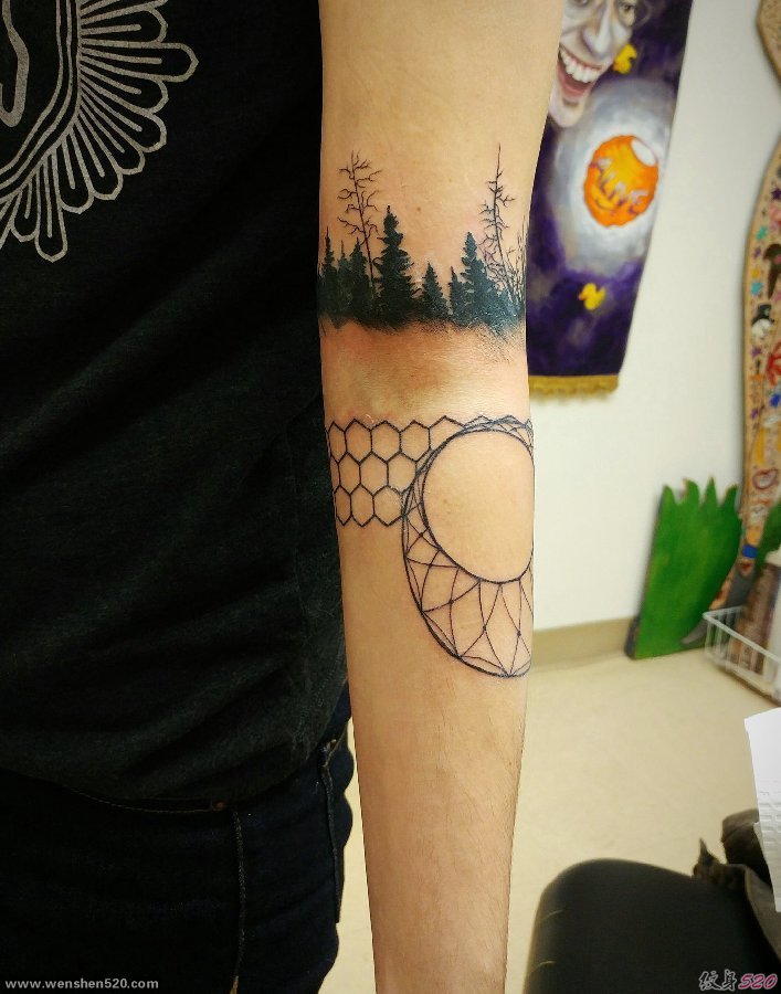 男性左手臂膀上的几何图形黑色森林臂环纹身图片