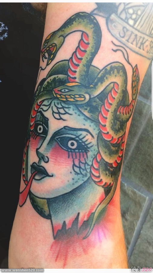 手臂上的传统风格蛇女美杜莎纹身图片