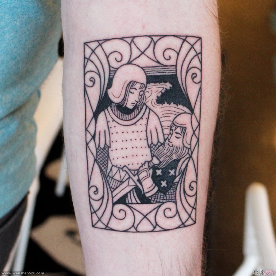 手小臂上的黑色扑克牌风格贝德维尔爵士和亚瑟王纹身图片