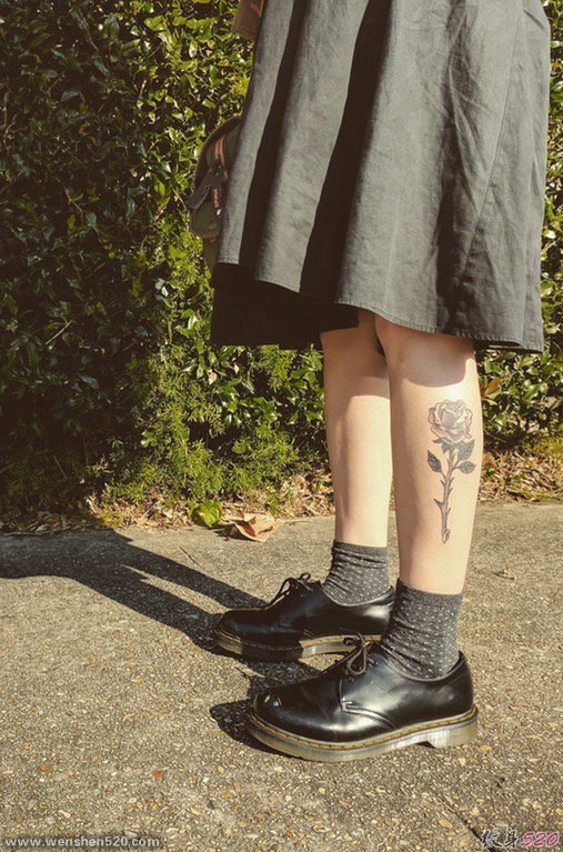 左小腿上的精致的黑灰色玫瑰花纹身图片