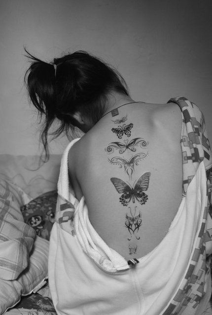 欧美女性背部唯美的蝴蝶纹身