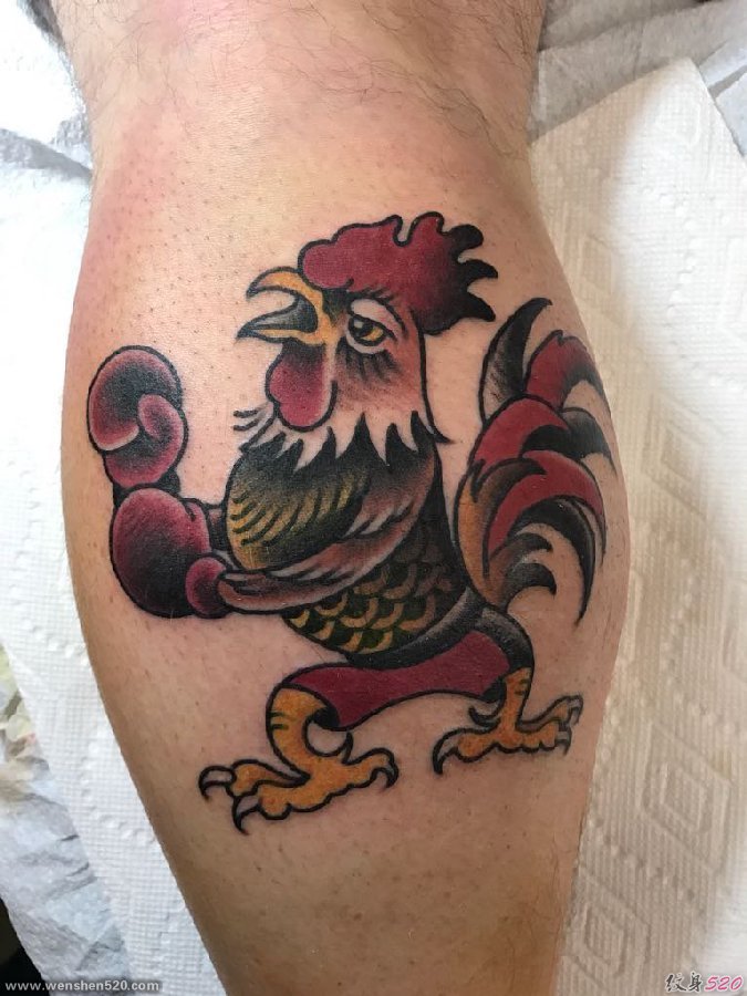 欧美彩色传统纹身动物公鸡和拳击手套纹身图片
