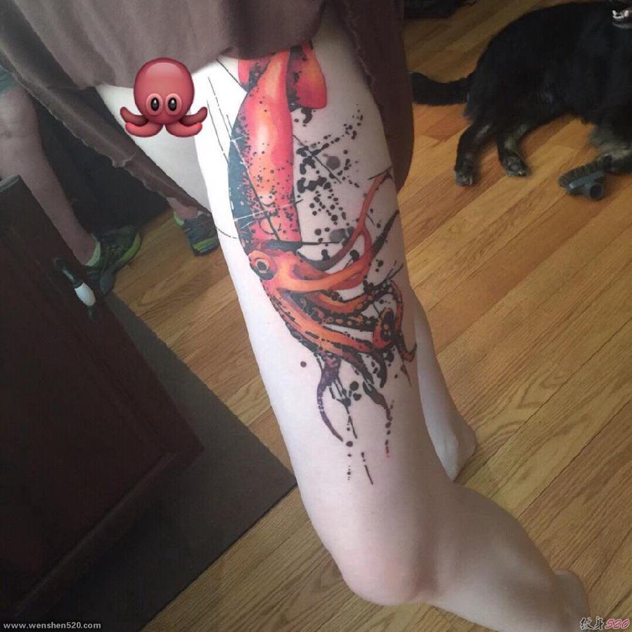 女孩左大腿上的大红鱿鱼纹身图片