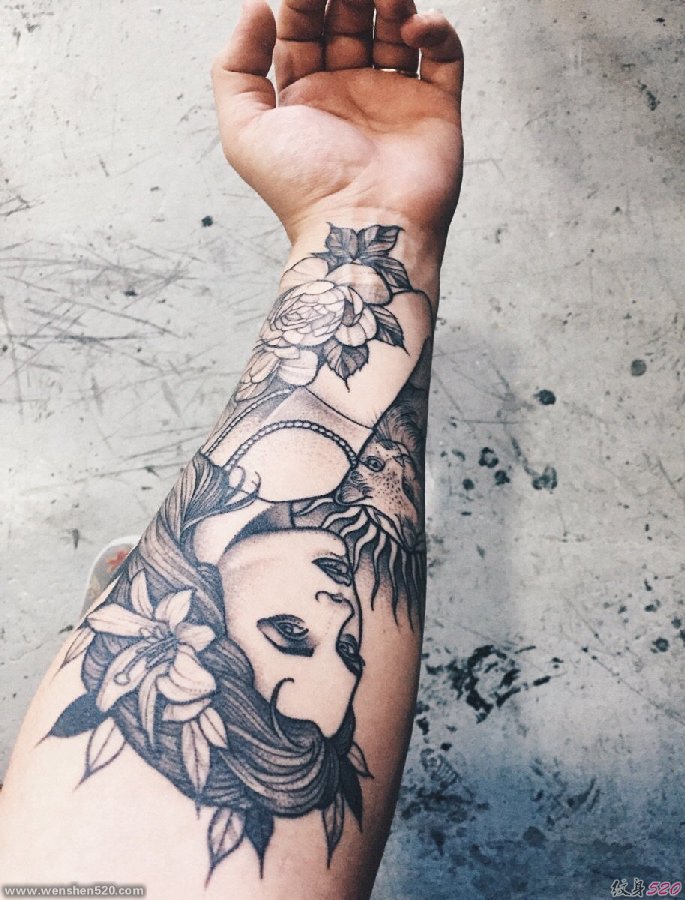 手前臂上漂亮花朵和单色美丽女性纹身图片