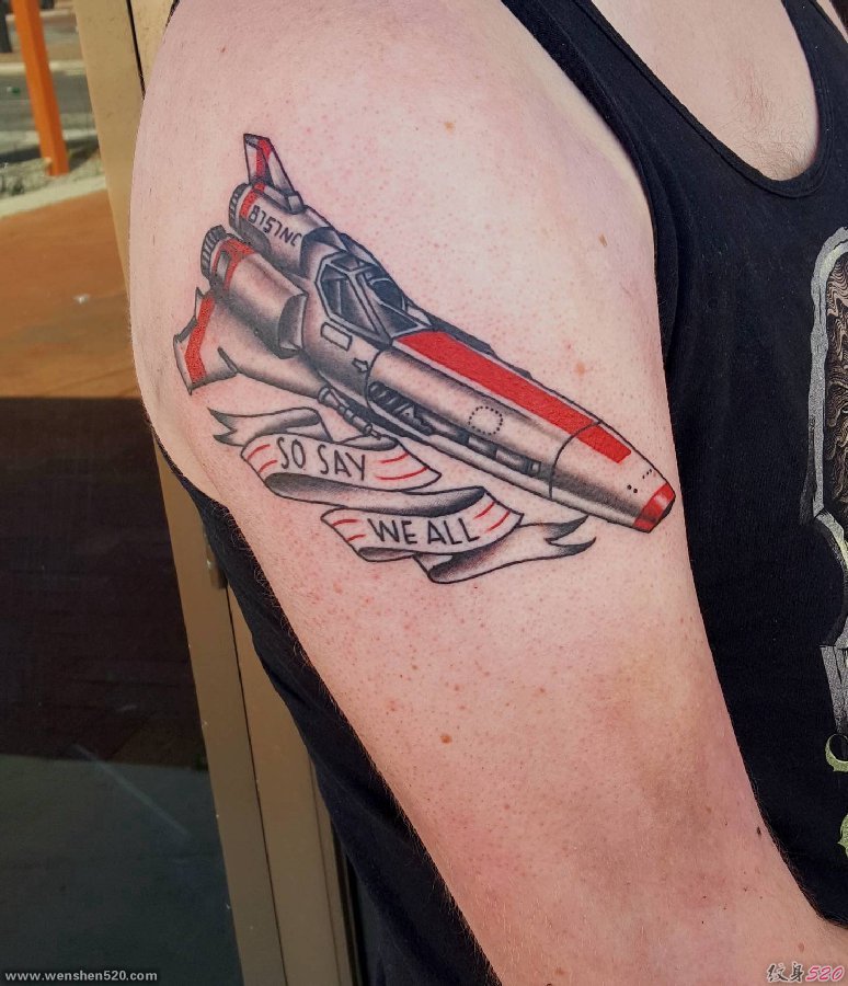男子右手大臂上漂亮的太空堡垒飞船纹身图片