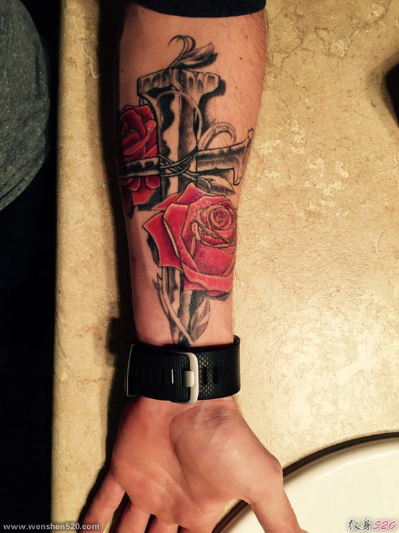 男性手臂内侧彩色十字架纹身玫瑰花纹身图片