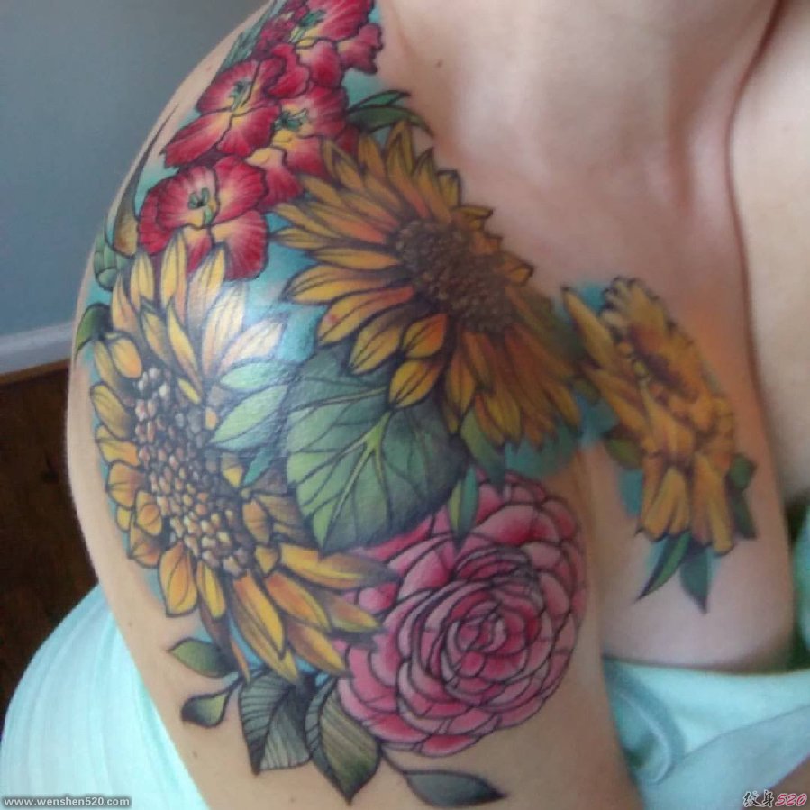 女性右肩臂上漂亮的彩绘纹身小花朵图片
