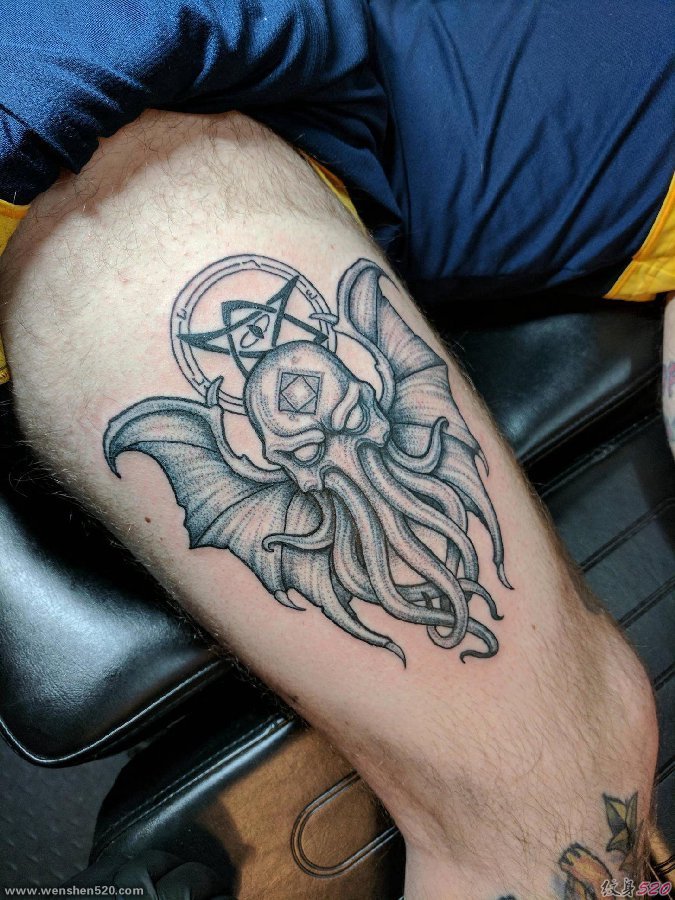 大腿上的个性的蝙蝠章鱼合体的恶魔纹身图片