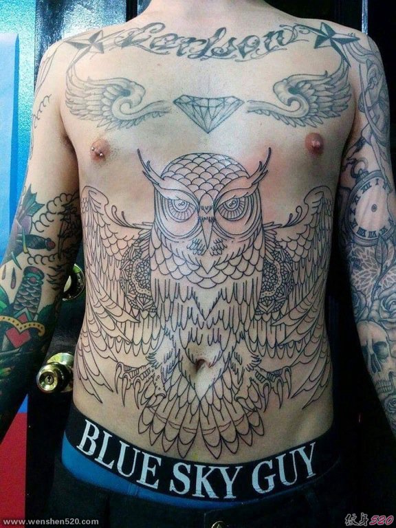 男性前胸腹上黑色几何线条纹身展翅猫头鹰纹身图片