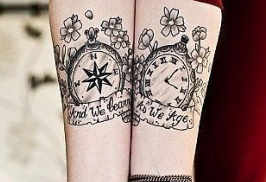 女性手臂钟表图腾黑白创意刺青