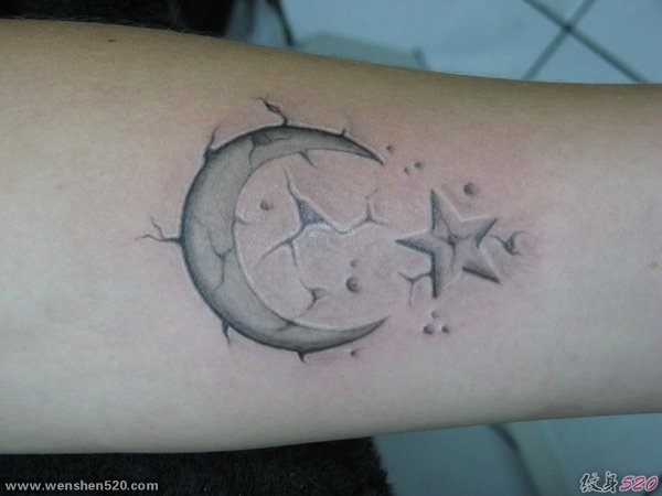 一组女性的弯月主题图案纹身图片