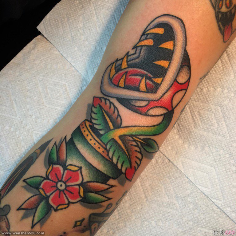 手臂上彩色传统植物颜料纹身食人花纹身图片