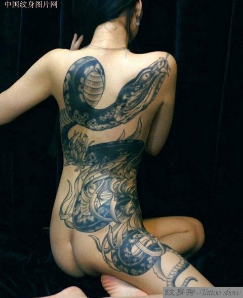 女性满背霸气的大蛇纹身图片，跪求手稿