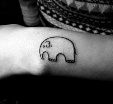 女性手臂卡通大象可爱刺青