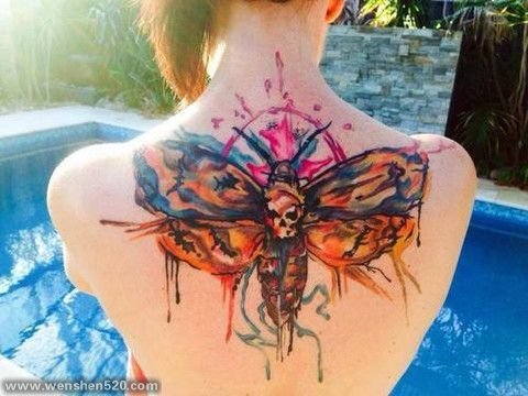 美丽女孩背上漂亮的水彩纹身图案