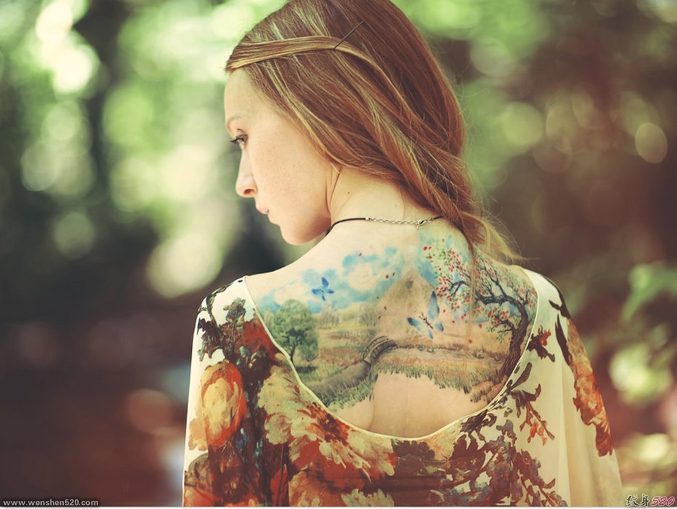 美丽女孩背上漂亮的水彩纹身图案